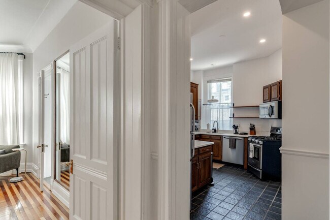 Building Photo - 351 Thrall St