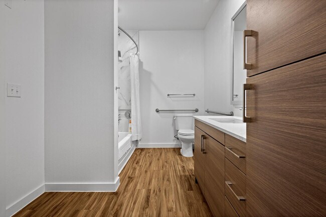 Building Photo - 2425 E Riverside Dr