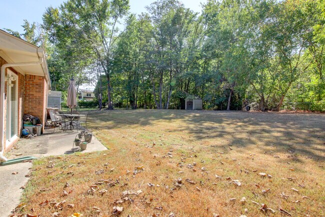 Building Photo - 554 Roselawn Dr