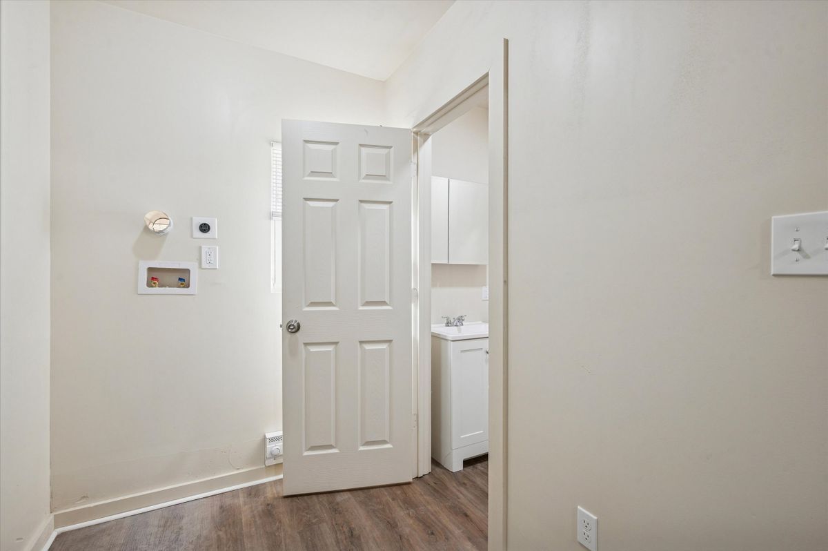 Building Photo - 1112 Johnson St