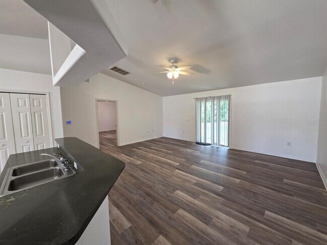 Building Photo - 670 Reindeer Dr