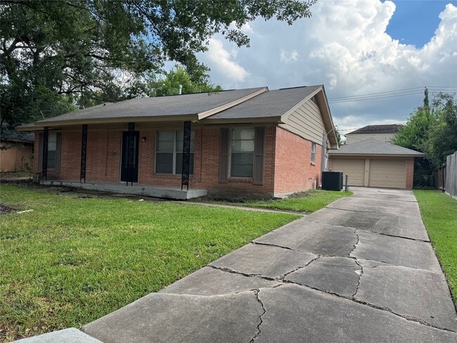 Building Photo - 4013 Newshire Dr