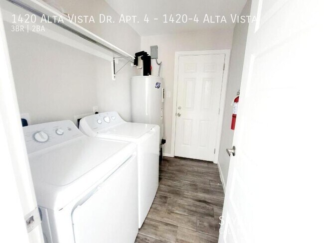 Building Photo - 1420 Alta Vista Dr