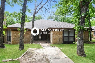 Building Photo - 4 Bedroom Pet-Friendly Home in Arlington, TX with Main Street Renewal