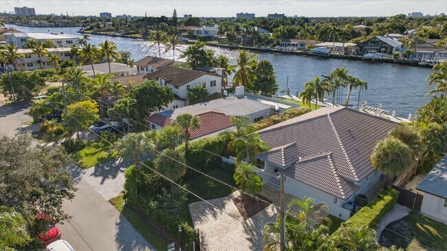 Building Photo - 513 S Riverside Dr