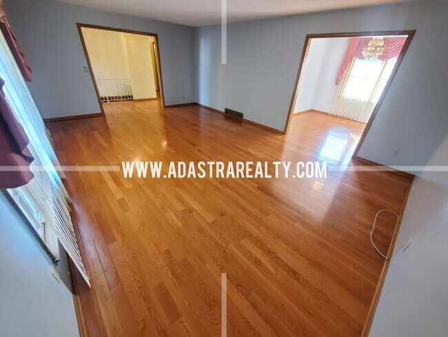 Building Photo - Five Bedroom Home in South KC-Available NOW!!