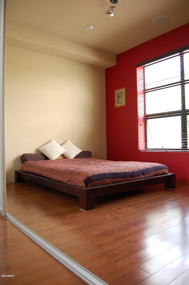 Building Photo - 572 W 5th St