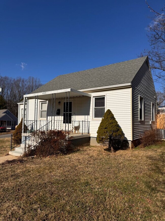 Building Photo - 2 Bedroom with Possible 3rd || 1 Bathroom - Single Family Home