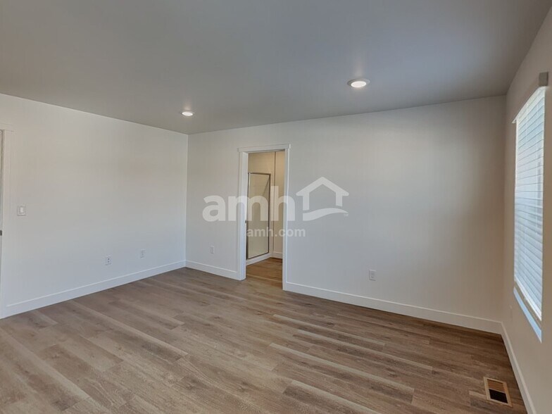 Building Photo - 4744 85th Dr NE