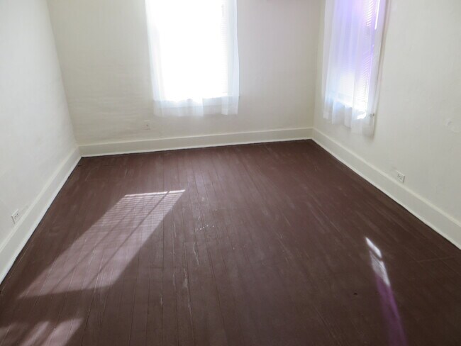 Building Photo - Large Three Bedroom, 1.5 Bathroom Home hal...