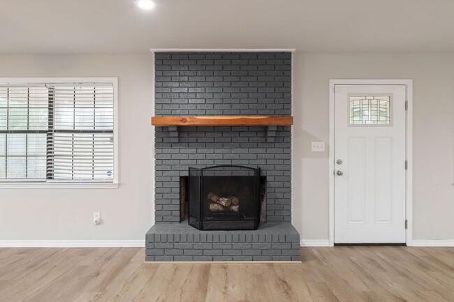 Building Photo - Gorgeous 4/2 Renovated Home in the Heart o...