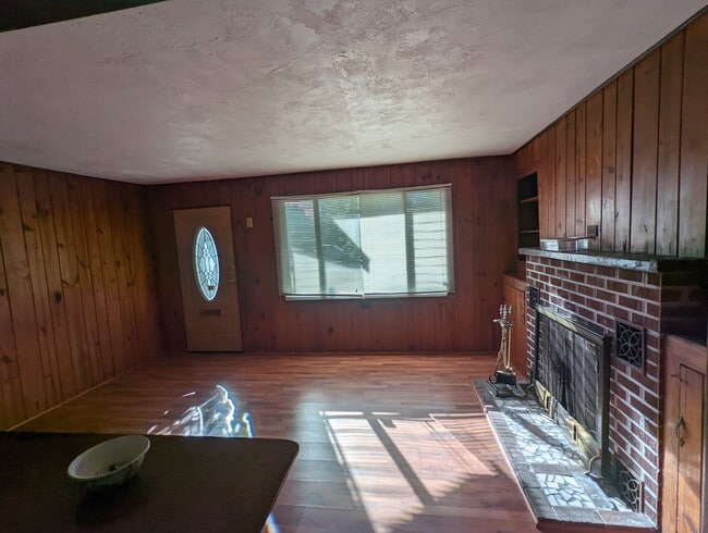 Building Photo - Lovely 2/1 home with beautiful natural wood interior