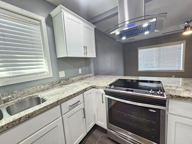 Building Photo - Charming Home 3 bedrooms 1 bath Large Yard.