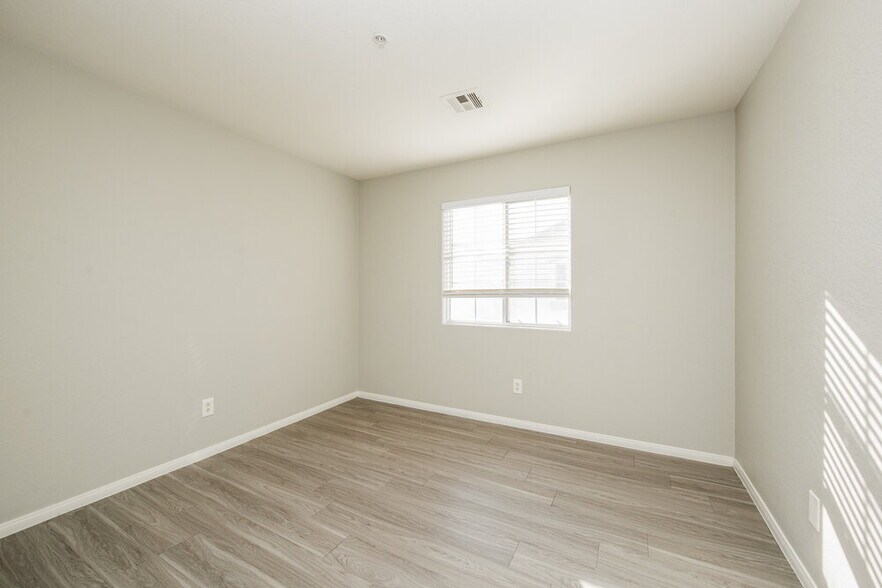 Building Photo - 3020 Sunrise Bay Ave