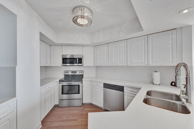 Building Photo - 1900 Sunset Harbour Dr