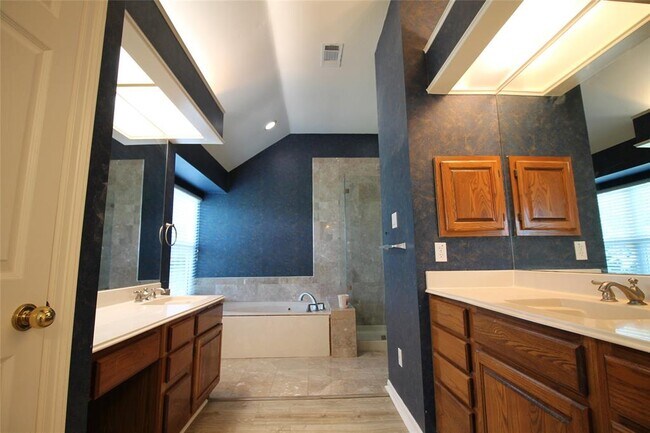 Building Photo - 1454 Forest Home Dr