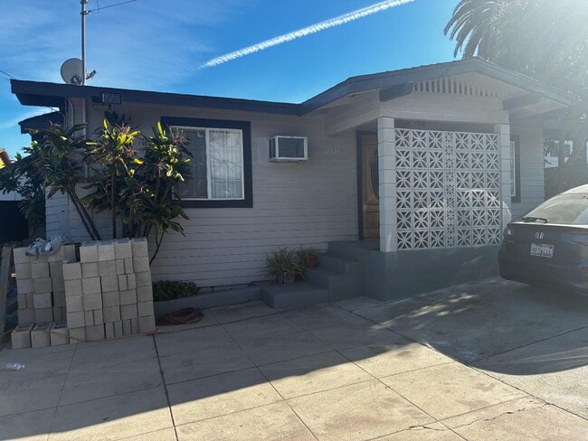 Building Photo - 1034 Hyperion Ave