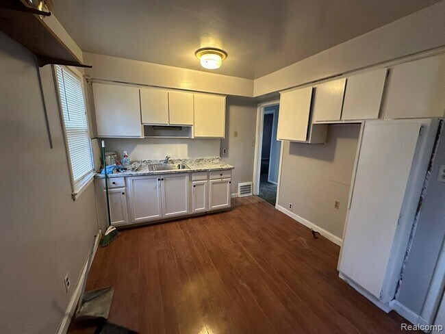 Building Photo - 7785 Mettetal St