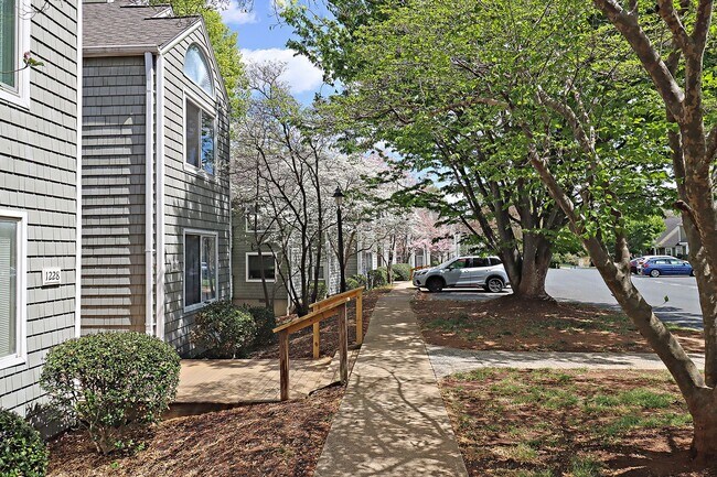 Building Photo - Move-in Ready + Pet-Friendly River Run Condo Near Pen Park