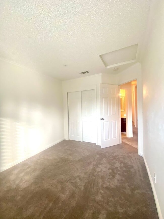 Building Photo - Pleasanton Townhouse, 2 Bed 2 Bath Upstairs End Unit, Private Patio, 2 parking spots, Close to do...