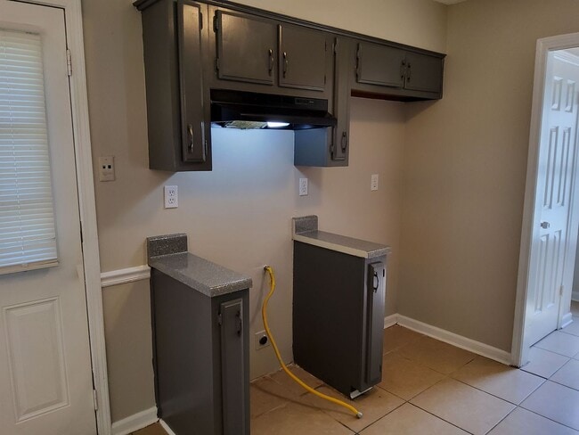 Building Photo - 4582 Summer Creek N