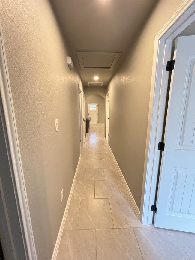 Building Photo - 905 Roadrunner Spur