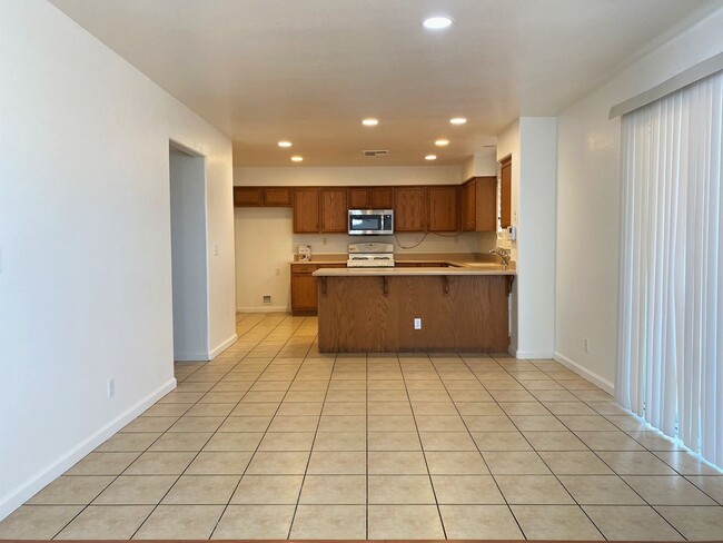 Building Photo - Move in special! Half off 1st month's rent...