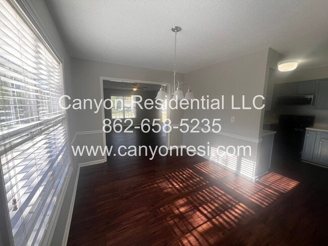 Building Photo - Hurry this Home won't last long! Great 3BR...