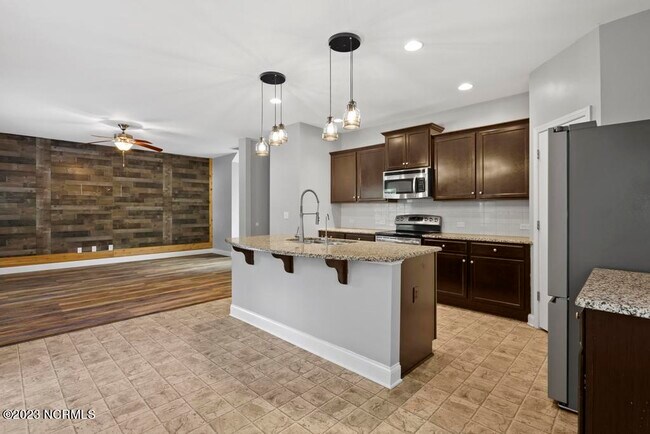 Building Photo - 303 Vilas Way S