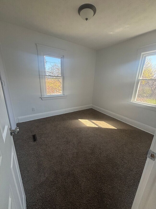 Building Photo - 4bd/1.5b Single Section 8/Cash Pay