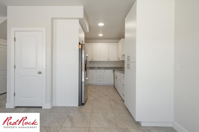 Building Photo - Gorgeous 3 Bedroom Townhome in Washington!