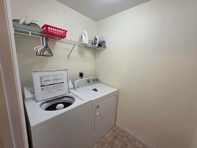 Building Photo - 1398 N Foxrun Terrace