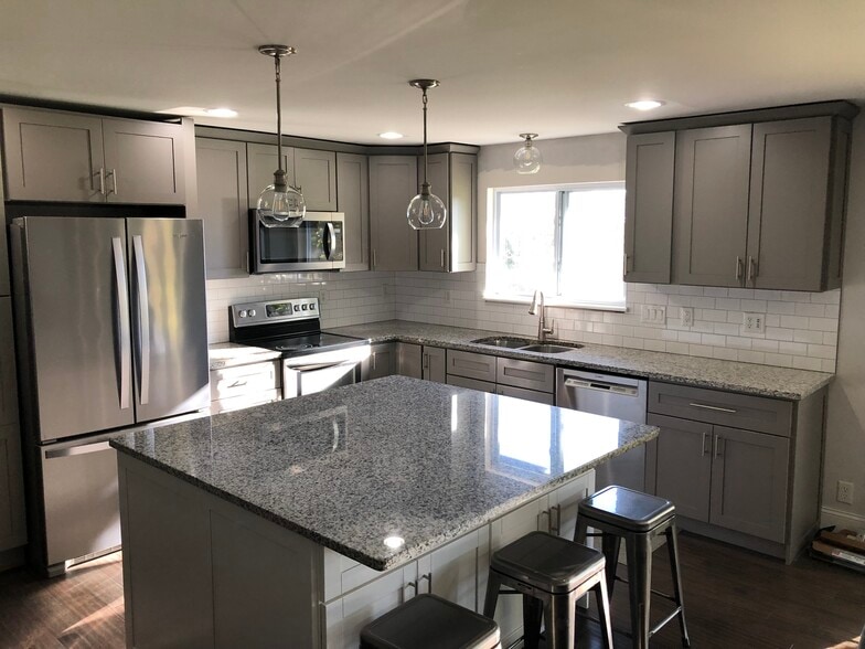 Kitchen granite - 1025 Sherbrooke Rd