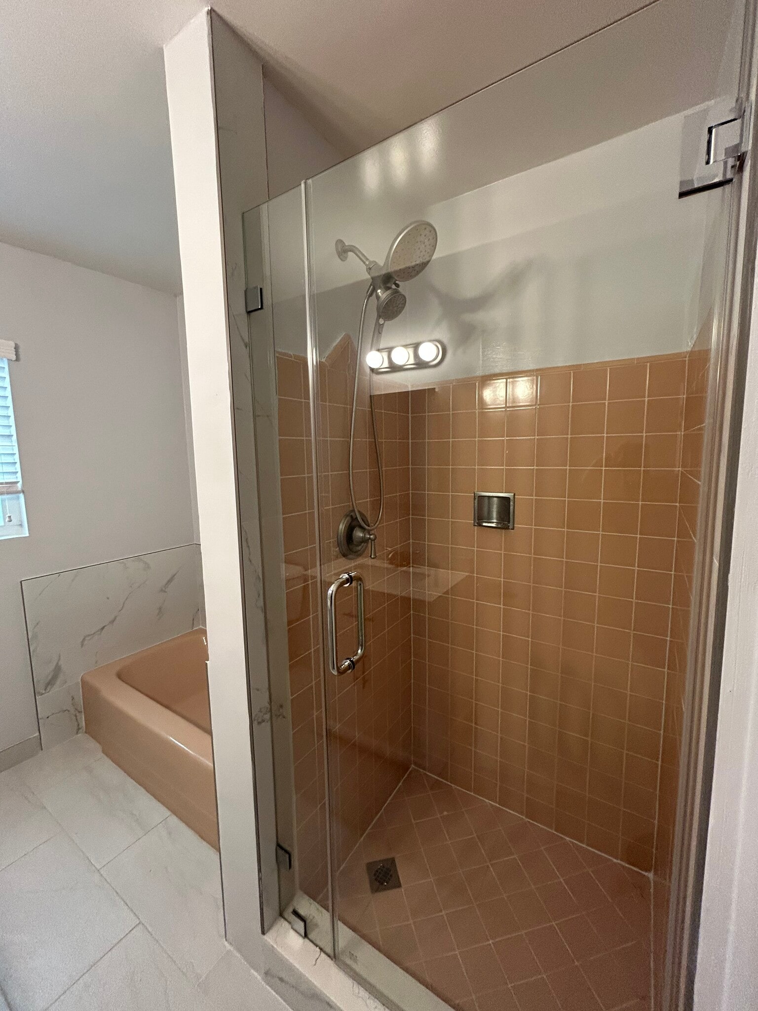 Bathroom - Separate shower and bathtub - 325 S Doheny Dr