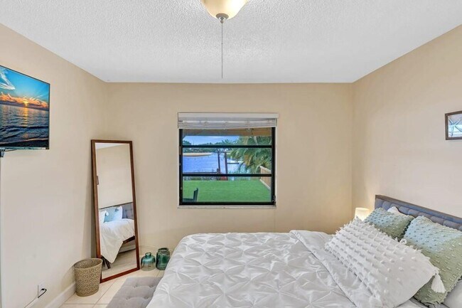 Building Photo - Beautiful 3-Bedroom, 2-Bath Villa with Lak...