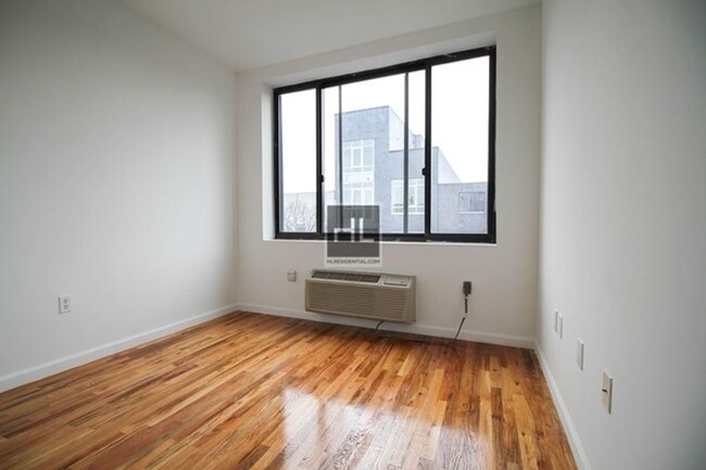 Building Photo - MELROSE STREET / 3-Bed 1.5-bath Bushwick P...