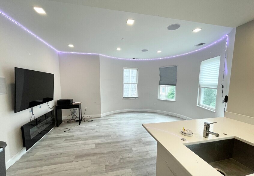 Building Photo - 117 Hillside St