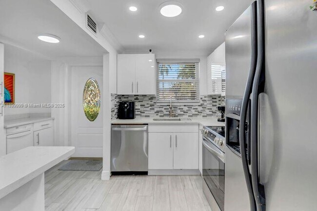 Building Photo - 8300 Sunrise Lakes Blvd