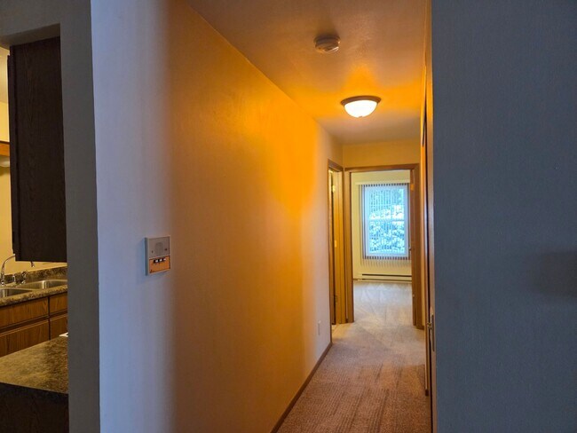 Building Photo - 1925 Sylvan Way