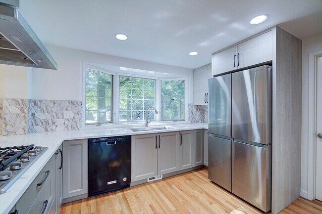 Building Photo - 4Bd/2.5Ba Mercer Island House