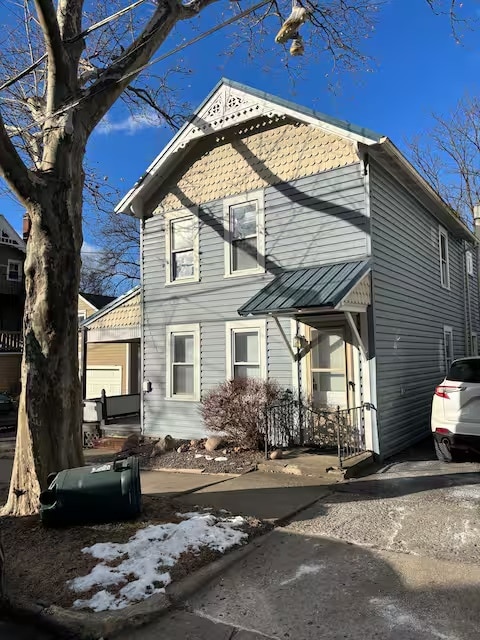 Building Photo - 308 Pleasant St