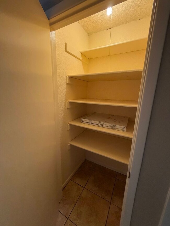 Building Photo - 2/2 with backyard (llarda)