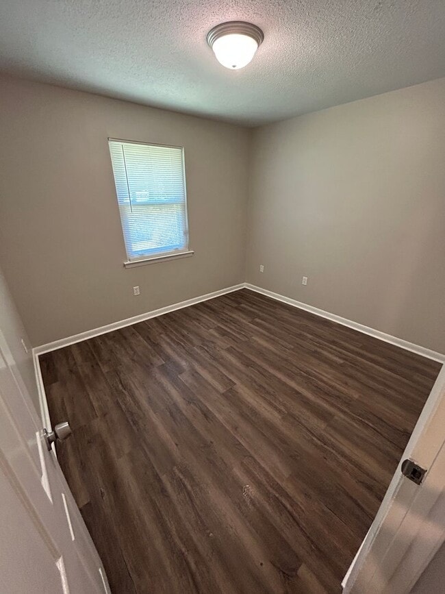 Building Photo - 4 bedroom/1.5 bathroom in Savannah, GA