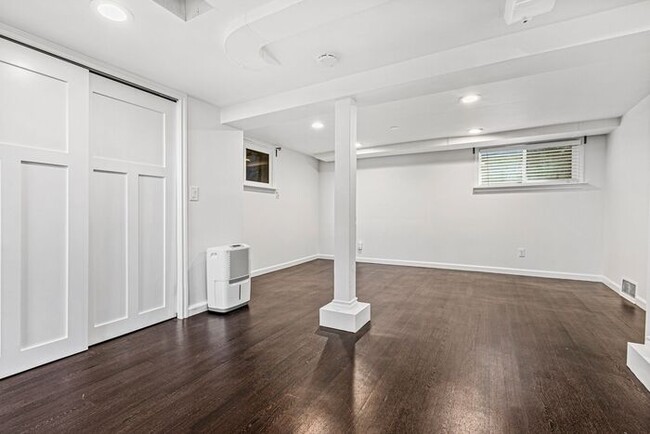 Building Photo - Charming Beach Drive Craftsman w/ AC and V...