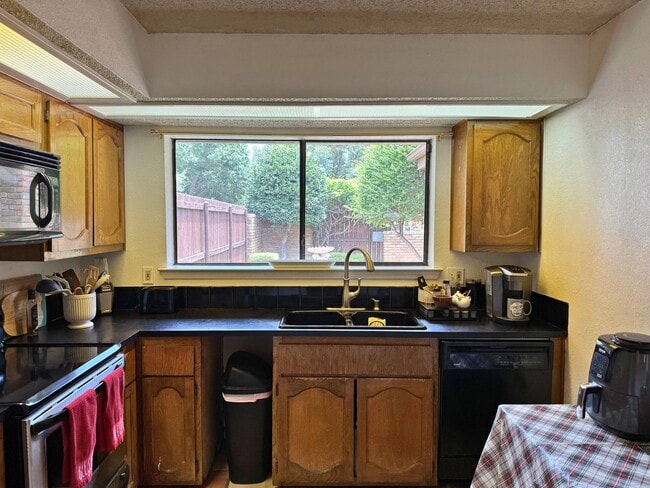 Building Photo - 2 Bed 2 Bath HOA Property