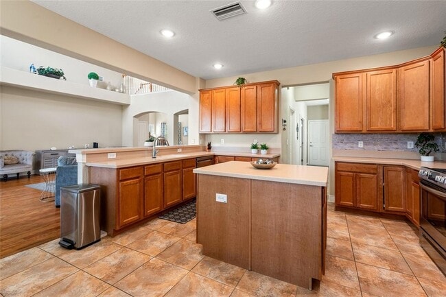 Building Photo - 2330 Nesslewood Dr