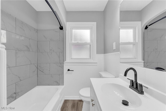 Building Photo - 650 E 250th St