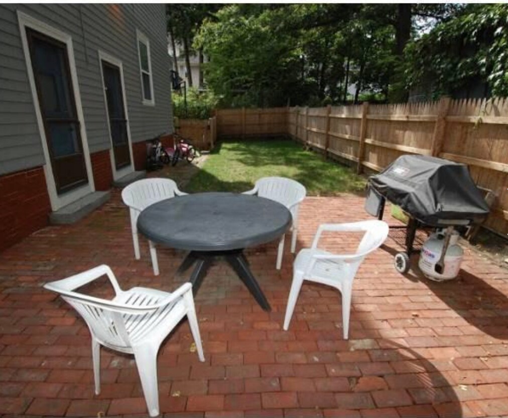 Building Photo - 20 University Ave