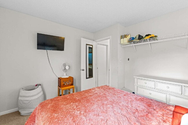 Building Photo - Charming 3-Bedroom Retreat with 2 Full Bat...