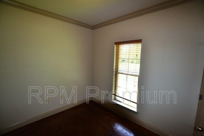 Building Photo - 4836 Rollins Rd